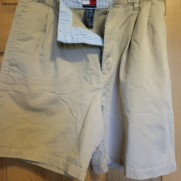 Like NEW Tommy Hilfiger Men's khaki shorts - Picture 2 of 3